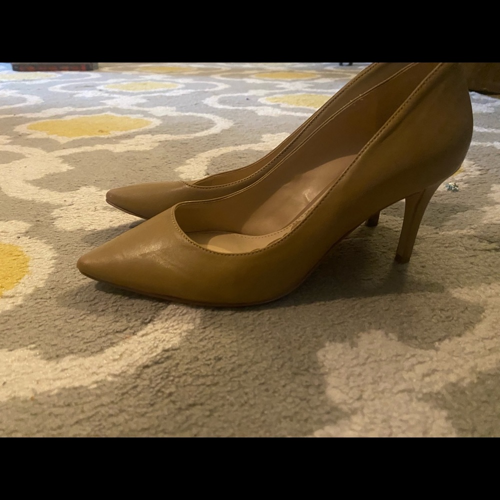 Tan Sam E heels in really good condition clean and comfortable